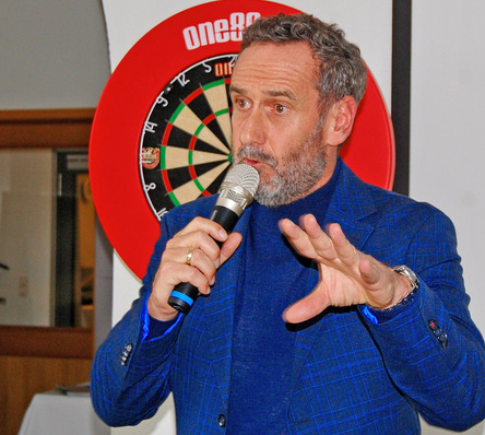 Das Dartsturnier war von Beginn an fester Bestandteil der ammon Türentage, um die Gemeinschaft zu stärken – diesmal mit Elmar Paulke, der Stimme des Darts.