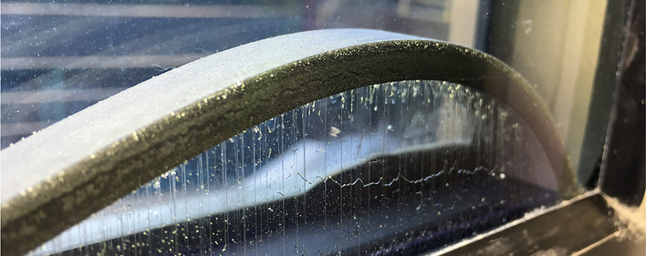 Weichmachermigration kann zur Auflösung der Butyl Dichtung führen. Solche Schäden bei Isoliergläsern werden durch die passenden Randverbund-Produkte vermieden.