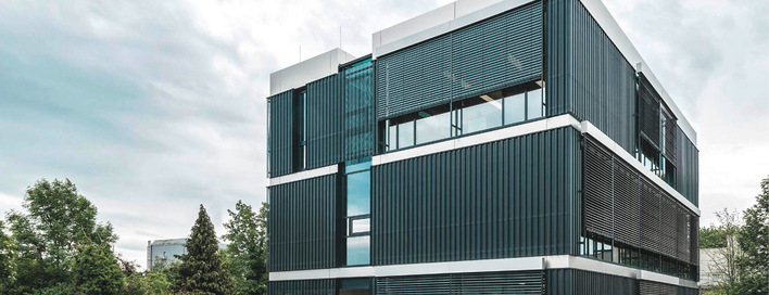 Besonders in Verbindung mit automatisierten Steuerungssystemen lassen sich Raff­storen optimal auf wechselnde Wetter­bedingungen und individuelle Nutzer­bedürfnisse einstellen.