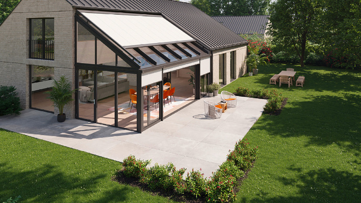 Aufglas- und Unterglasmarkisen schaffen eine angenehme Wohnqualität in einem Wintergarten oder unter einem ­Terrassen-Glasdach. Denn sie lassen die Wärme draußen. Von Vorteil ist es, wenn sich der Sonnenschutz automatisch steuern lässt.