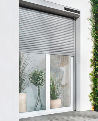 Das Solarpanel mit 12V – Antrieb mit integriertem Akku kann sowohl auf der Blende als auch auf der Wand mit Hilfe einer Wandhalterung befestigt werden.