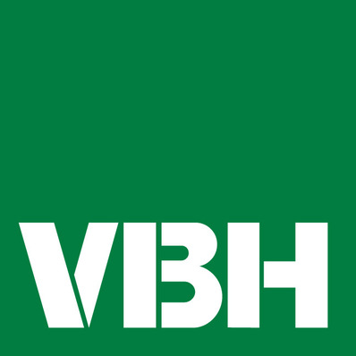 „Logo des Unternehmens VBH vor einem grünen Hintergrund, das auf die Expertise in der Bauelementebranche hinweist. - © VBH