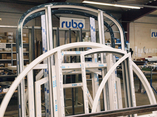 Rundbögen für Türen oder Fenster und mit nahezu allen Kunststoffprofilen fertigt der Sonderbau-Spezialist aus Porta-Westfalica.