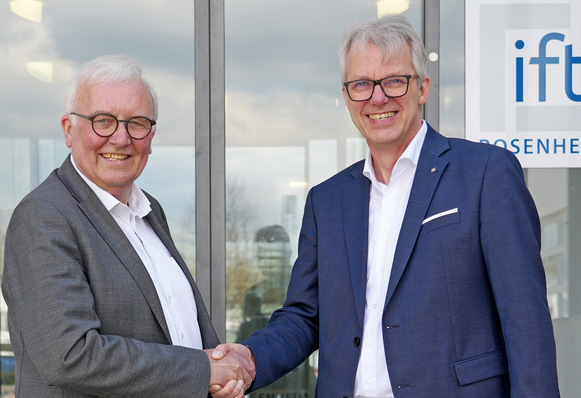 Der bisherige Institutsleiter Prof. Jörn P. Lass (rechts) fokussiert sich auf die Normungsarbeit und übergibt die Leitung des Instituts an Prof. Dr. Winfried Heusler – beide sind bereits seit vielen Jahren fachlich und persönlich eng verbunden