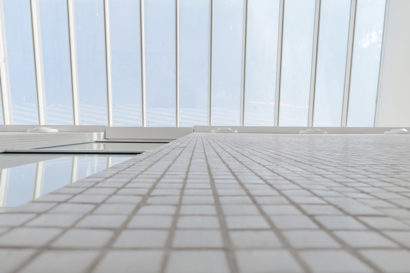 Die schlanken Profile der Velux Modular Skylights fügen sich harmonisch in die elegante Architektur des Badezentrum „Les Bains des Docks“ ein.