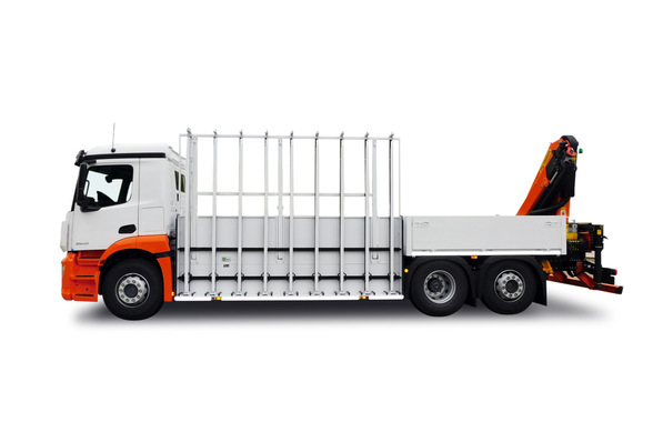 Mit Kran, Tiefladerpritsche und automatischer Gesellverriegelung ist der LKW für goße Mengen und Überformate bestens ausgestattet.