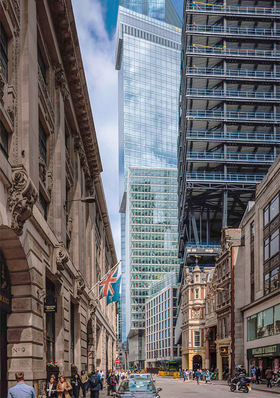 Das von Stanhope für Mitsubishi ­Estate ­London entwickelte und von Arup und ­Wilkinson Eyre entworfene Büro­gebäude „8 Bishops­gate“ (hell in der Bildmitte zu ­sehen) erreicht die beste Energieeffizienzklasse „EPC A“ und wurde mit dem Zertifikat „BREEAM Out­standing“ ausgezeichnet.