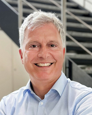 Dr. Bertram Melzig-Th﻿iel die Verantwortung für Vertrieb und ­Marketing, Produkt­management, Business ­Development sowie ­Customer Service.