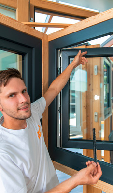 Fensterbauer Michael Jöst erläutert im Showroom von Fensterbau Schäfer den Einsatz des arimeo Fensterfalzlüfters.