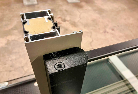 Das IMB-Glasgeländer BG015 bringt der Anwender ­sauber verpackt an die Baustelle und montiert es mit wenigen Handgriffen.