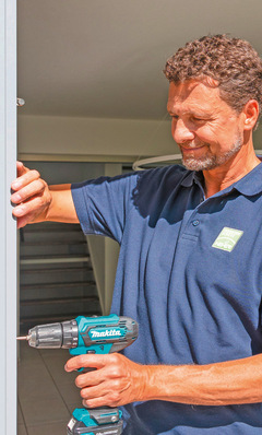 Mit werksse﻿itig angebrachten Montagebohrungen ­lassen sich die Insektenschutz-Produkte vor Ort noch schneller montieren.