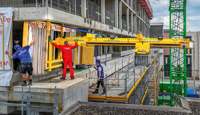 Hier eine Montage vorgefertigter Bauelemente unter Vorsprung mit einem ­Heavydrive-Gerät