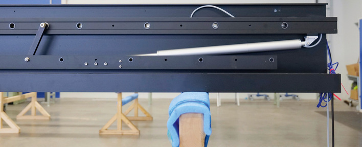 Der Motor für die Lamellensteuerung ist bei der Lieferung bereits vollständig in einem der seitlichen Rahmenelemente vormontiert verbaut.