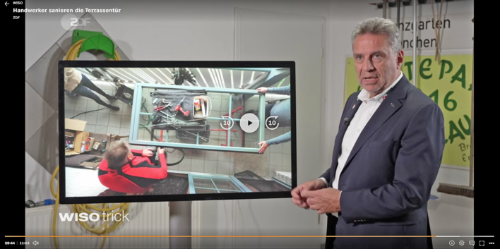 Gerne! Hier ist ein optimierter, fachlich passender Alt-Text für das beschriebene Bild im Kontext Ihrer Zielgruppe und Themen: Alt-Text-Vorschlag: „Fachmann präsentiert auf einem Monitor eine technische Aufsicht von zwei Monteuren beim Einbau einer hochwertigen Terrassentür, Fokus auf moderne Montagetechniken und Sicherheitsaspekte.“ Dieser Alt-Text benennt knapp die berufliche Rolle (Fachmann), beschreibt das Setting (Präsentation am Monitor), hebt die Aktivität hervor (Einbau einer Terrassentür) und adressiert spezifische Aspekte wie Montagetechnik und Sicherheit – optimal ausgerichtet auf die Fachzielgruppe von glaswelt.de. - © Screenshot WISO Film