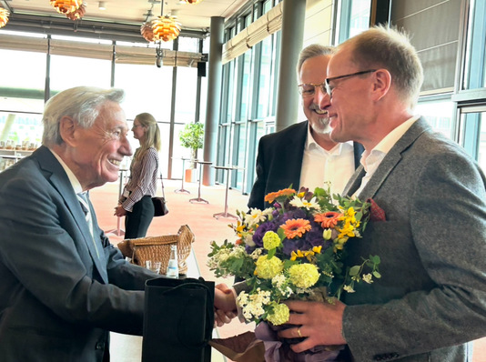 Herzlichen Glückwunsch Günter Weidemann: Hans-Joachim Arnold und Jochen Grönegräs gratulieren dem Jubilar.