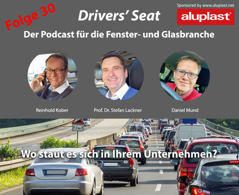 Optimierter Alt-Text: Drei männliche Experten aus der Fenster-, Fassaden- und Glasbranche als Porträts über einer stauenden Autoschlange; Thematisiert werden Herausforderungen und Lösungsansätze für Unternehmen in der Bauelementeindustrie im Podcast. - © GW