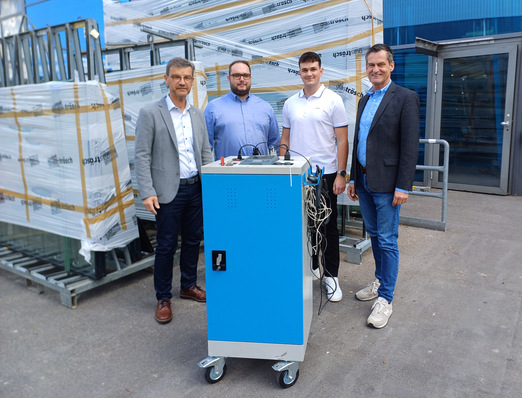 Mit der neuen Prüfstation für Sicherheitsgläser (v.l.): GF Josef Wolf und Peter Eichbauer, Projektleiter Robotik (beide Technologie Centrum Westbayern), Daniel Ziegelbauer, GF Glas Trösch Wertingen, Hermann Zischler, GF Glas Trösch Nördlingen.