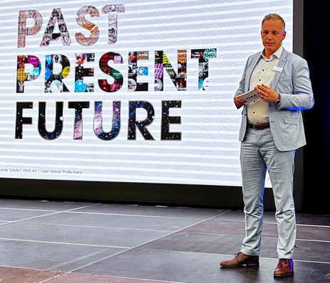 Alexander Scholle, Leiter Vertrieb Profile Inland begrüßt an zwei Tagen jeweils rund 300 Gäste im Veranstaltungszelt.