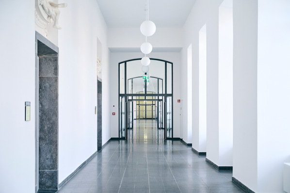 Sorgen für Sicherheit im Mannheimer Barockschloss: Der elektromechanische Drehtürantrieb Geze Slimdrive EMD-F/R-IS mit Laserscanner und Radarmelder