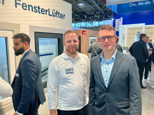 Torsten Schuster (r.) und das Unternehmen Eilenburger Fenstertechnik verlassen sich in Sachen Lüftung auf Regel-air und den Support von Raphael Maas (l.).