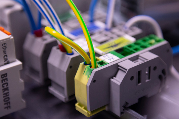 Gerne! Hier ein optimierter, fachlich geeigneter und zielgruppenorientierter Alt-Text für das beschriebene Bild im Kontext von diekaelte.de: Optimierter Alt-Text: „Detailaufnahme von farblich codierten elektrischen Leitungen (gelb, grün, blau) in einer Anschlussklemme zur Installation und Steuerung kälte- oder klimatechnischer Anlagen.“ Die wichtigsten Aspekte des optimierten Textes: - Fokus auf Branchenterminologie: Anschlussklemme statt allgemeines „terminal block“, um die Technikspezifika herauszustellen. - Korrekte Zuordnung zum Anwendungsfeld: Einsatz zur Steuerung/Installation kältevortypischer Systeme. - Berücksichtigung der Zielgruppe: Die Terminologie ist für Fachleute verständlich; Unnötige Vereinfachungen oder Übersetzungsverluste werden vermieden. Wenn du weitere Beispiele hast oder eine andere Detailtiefe möchtest, arbeite ich sie gerne weiter aus!. - © Lisec
