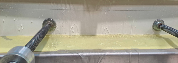 Das Bild zeigt, dass es bei ­manchen ­Türen- und Fensterprüfungen zu ­massiven Undichtheiten kommt.