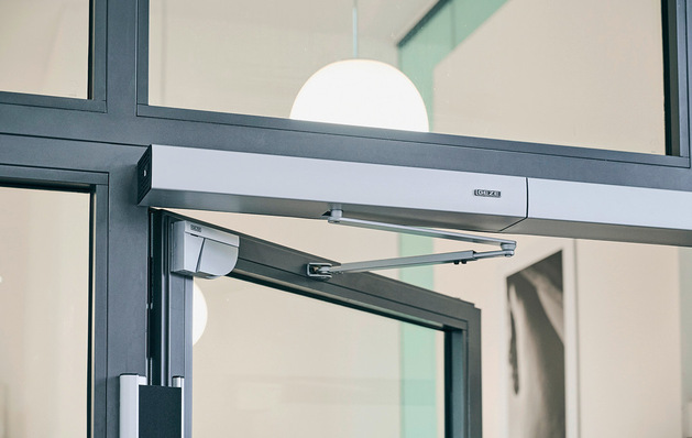 Der Slimdrive EMD-F/R-IS mit Laserscanner GC 342 an einer 2-flügeligen Tür an der Universität Schloss Mannheim