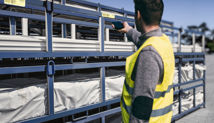 Gerne! Hier ist ein optimierter, präziser und themenrelevanter Alt-Text für das Bild im Kontext der genannten Zielgruppe und Themen: Optimierter Alt-Text: "Kälteanlagenbauer in Warnweste scannt Barcode auf großen Verdampfer-Modulen für industrielle Kältetechnik im Außenbereich." Begründung: Der Alt-Text beschreibt explizit die Handlung (scannen eines Barcodes), das Arbeitsumfeld (Außenbereich), relevante Komponenten (Verdampfer-Modul als typisches Bauteil der Kälte-, Klima- oder Kühlsystemtechnik) und benennt den Akteur fachlich passend als „Kälteanlagenbauer“. So unterstützt er sowohl Suchmaschinenoptimierung als auch barrierefreie Nutzung, zugeschnitten auf die Fachzielgruppe. - © Gestellpool Gestellpool Europe