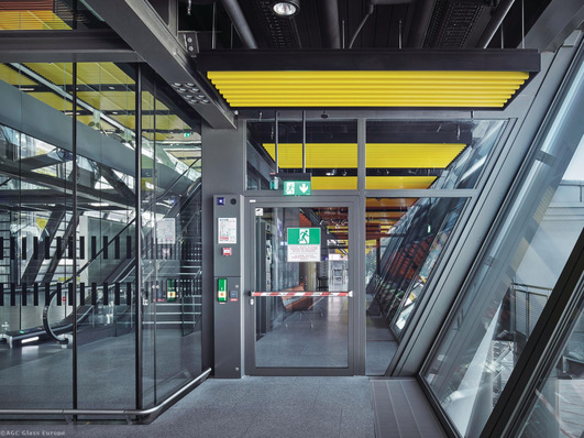 Die Ganzglastrennwände „Pyrobel 16 Vision Line“ dienen im Terminal der Lenkung der Personenströme, sorgen für viel Tageslicht und Orientierung und bieten Schutz im Brandfall.