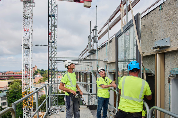 Die 50 Jahre alte Bandfenster-Fassade aus Aluminium und Glas wurde komplett rückgebaut.
