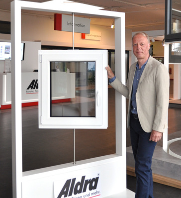 „Ein richtiger Schritt für mehr Nachhaltigkeit am Bau sind Fenster aus nachhaltigem Bio-PVC von Aldra,“ erklärt Michael Siegmann, Vertriebsleiter der Aldra Fenster und Türen GmbH.