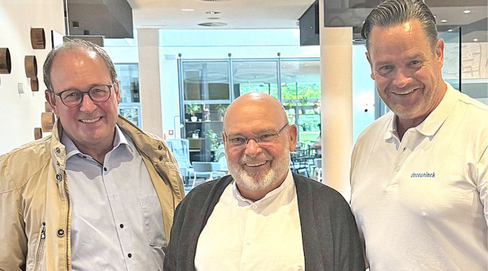 Deceuninck und Biotrans beginnen gemeinsam eine wegweisende Partnerschaft für effizienteres Fenster­recycling (v.l.): Martin Hering, Handlungsbevoll­mächtigter von Biotrans, Jürgen Müller-­Webers, Sales ­Manager Recycling Deceuninck, Carsten Otte, GF ­Deceuninck Germany GmbH