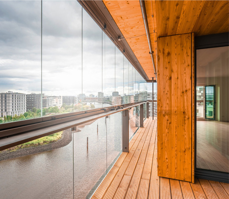 Mehr als 1000 Fenster lieferte Gutbrod für die Fertigstellung von Roots. Auf der Außenseite des ­Gebäudes bilden die basaltgrauen Rahmen einen harmonischen Kontrast zum Holzton der Fassade.