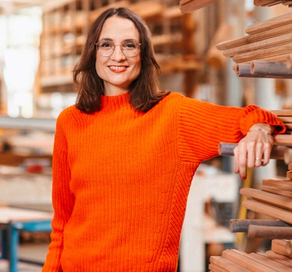 Mit ihrem Einzug in den Deutschen Bundestag schrieb Sandra Stein auch ein Stück Branchengeschichte: Als Mitglied der Geschäftsleitung der Sorpetaler Fensterbau GmbH gehört die 38-jährige Grünen-Politikerin zu der extrem kleinen „Unternehmerfraktion“.