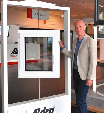 „Ein richtiger Schritt für mehr Nachhaltigkeit am Bau sind Fenster aus nachhaltigem Bio-PVC von Aldra,“ erklärt Michael Siegmann, Vertriebsleiter der Aldra Fenster und Türen GmbH.