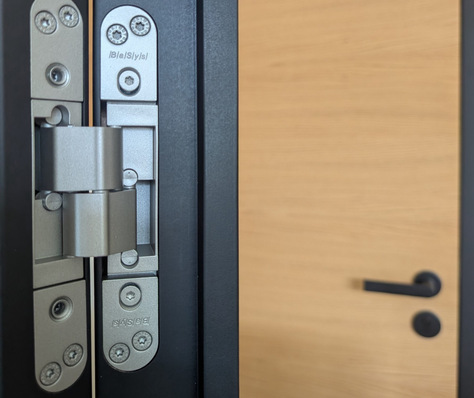 Das „Pivota DX 35 3-D LT“ ist ein kostengünstiges Einsteigermodells im Bereich verdeckt liegender Bänder für stumpf einschlagende Türen.