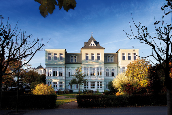 Mit vier neuen Holz-Denkmalfenstern bietet Kneer-Südfenster weg-weisende Lösungen für historische Gebäude. Sie sind gemacht für Planer und Investoren, die keine Kompromisse eingehen wollen – weder bei der architektonischen Integrität noch bei Wohnkomfort, Energieeffizienz oder langfristigem Werterhalt.