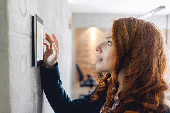 Fenster und Türen elektronisch zu überwachen, sorgt für mehr Sicherheit und Komfort. Die Roto Frank Fenster- und Türtechnologie GmbH (Roto FTT) informiert mit einer kompakten Broschüre über Lösungen aus ihrem Produktprogramm Drive&Control. Das „MVS B”- Kontaktelement sowie der Magnet-Thermostat-Sensor „Roto E-Tec Control | MTS“ und die „Roto Safe”-Riegelschaltkontakte sind potentialfrei und lassen sich dadurch in alle handelsüblichen BUS- oder Smart-Home-Systeme integrieren.