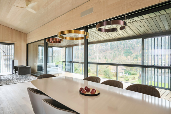 Der offene Wohnbereich wird auf der gesamten Südseite durch eine große Loggia ergänzt, die als energiesparender Klimapuffer fungiert.