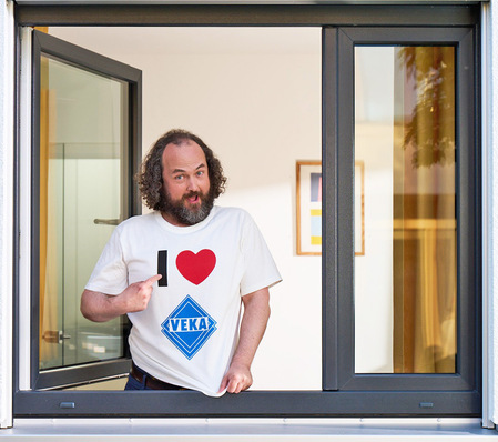 Dreh- und Angelpunkt der „Wenn, dann VEKA!-Kampagne“: Holger der neue Markenbotschafter und Fenster-Philosoph