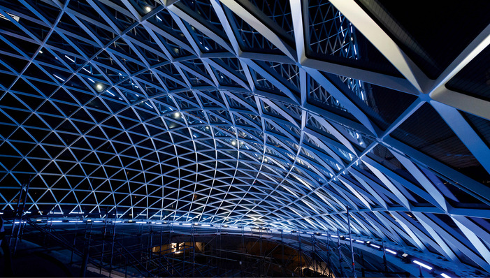 Die Gitterschale besteht aus 403 exakt ­gefrästen Knotenpunkten und ­einem komplexen Tragwerk aus rund 110 t Stahl.