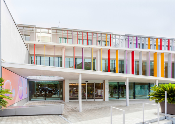 Im SJD Pediatric Cancer Center Barcelona unterstützte Geze die Umsetzung der Healing Architecture mit integrierten Türsystemen.