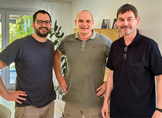 V.l.: Bauherr Wiest, Fensterbauer Rettstatt und Montageleiter Manko freuen sich über perfekte Abläufe beim Montagetermin.