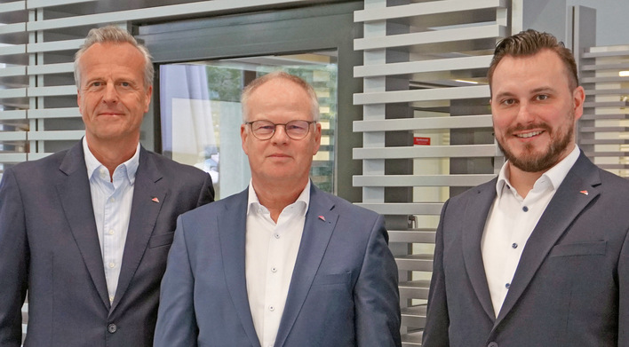 (v.l.) Marcus Sander (Vorsitzender der Geschäftsführung der Roto Frank Fenster- und Türtechnologie GmbH), Volker Fitschen (Geschäftsführer der Roto Frank FTT Vertriebs-GmbH) und dessen Nachfolger Sebastian Wagner.