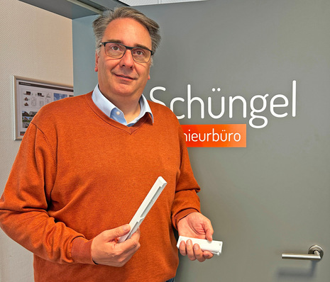 Firmeninhaber Patrick Schüngel mit Fensterlüftern der Firma Regel-air.