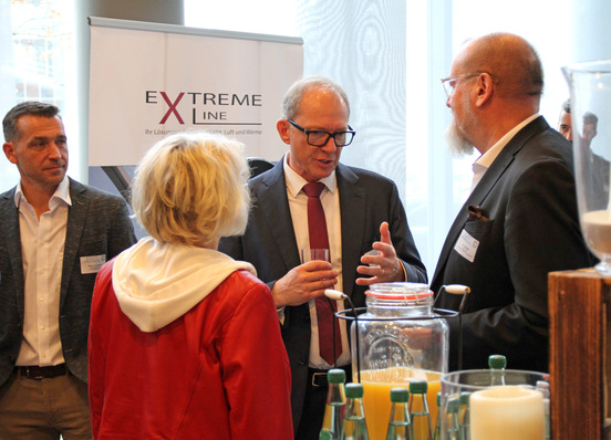 Ein Foto von den Wintergartentagen 2024. Auch dieses Mal wird das Branchenmeeting von einer Foyer-Ausstellung begleitet, auf der für die Branche relevante Dienstleistungen und Produkte präsentiert wurden. In der Bildmitte Peter Ertelt, 1. Vorsitzender des Bundesverbandes Wintergarten e.V.