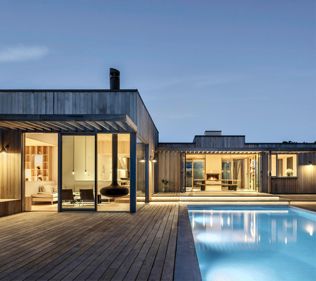Das Traumhaus von Katarina und Jörgen verbindet die luxuriöse Eleganz der Strandhäuser in den Hamptons mit der minimalistischen Ästhetik skandinavischen Designs.
