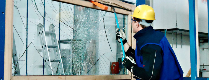 Die Herstellung einbruchhemmender Holzfenster erfordert viel Know-how, das der Hersteller gemäß DIN 1627 ff. durch eine Prüfung an anerkannten Prüfstellen ­
nachweisen muss.