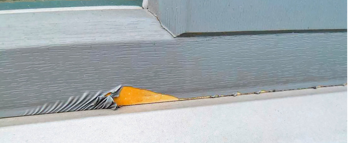 Folienverschub durch Zwängung. Das Zargenprofil klemmt die Folie im Falz ein.