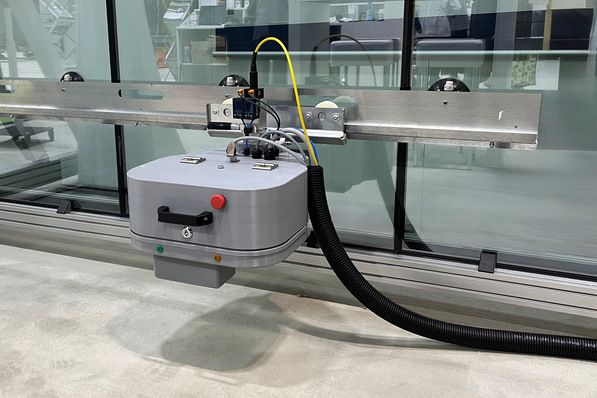 Die BIRDfriend Lasereinheit wird mit Glassaugern an der Oberfläche angebracht, danach arbeitet sie automatisch. 